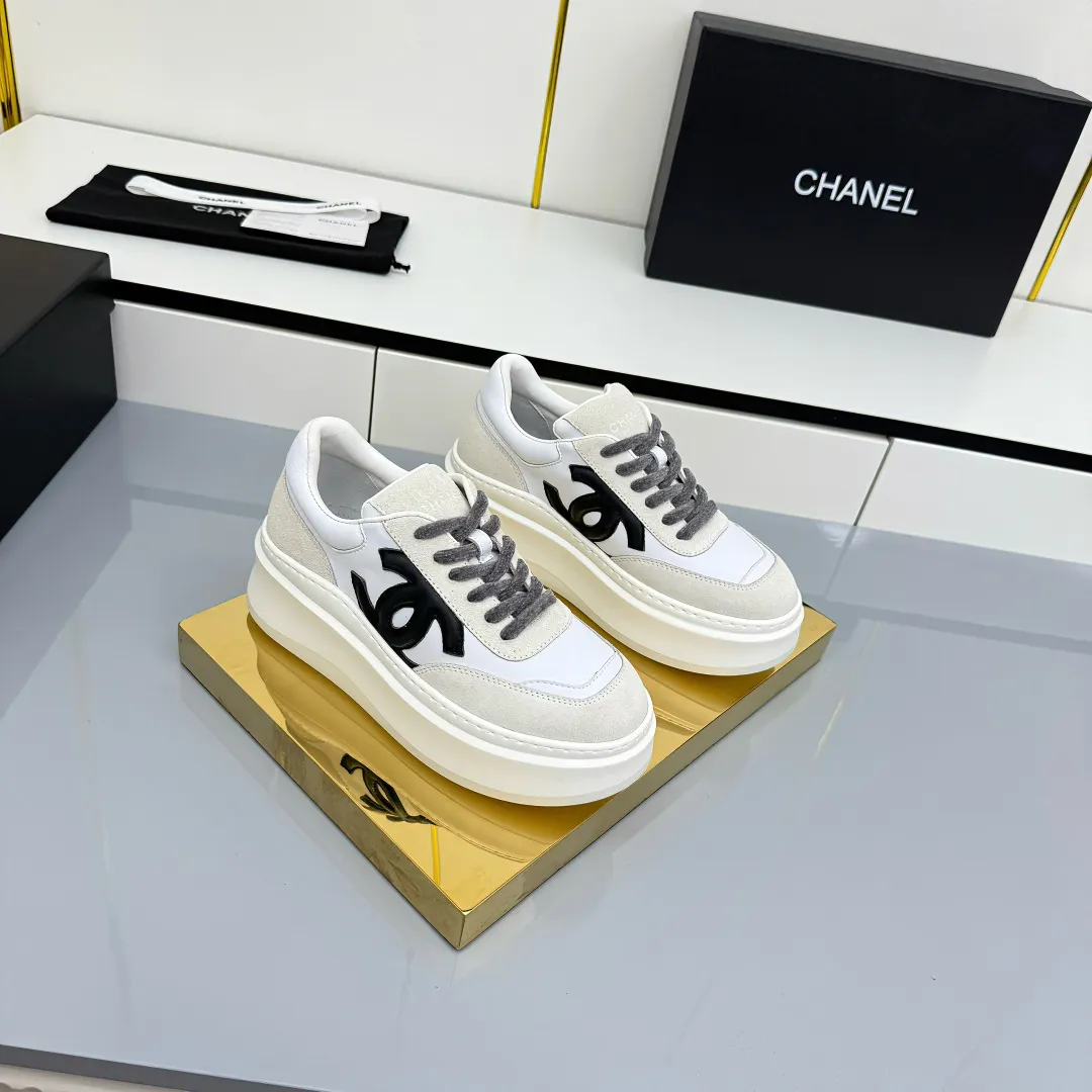 👟👟Ex-factory price 660👟👟 Top version! Chanel Chanel panda shoes! 2025 counter's top casual sports shoes. This classic design; the upper is electro-embroidered with a variety of techniques; the outsole is fashionable and sporty; the unusual inclusion of a variety of color matching elements... The diversified mix and match is very good-looking and versatile, and can be used for leisure, fashion, sports, and outdoor... ꫛꫀꪝ Go➫ Materials: ❶Upper made of: original imported first-layer silk cowhide + original waterproof cloth + original first-layer cowhide ❷Inner lining: Original Yangli+wang ❸ Outsole based on: Original TPU combination outsole Counter boutique packaging complete set for women 35–41